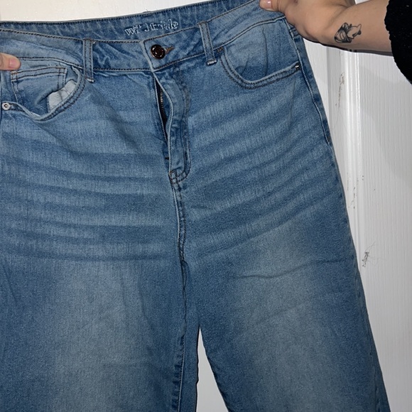 basic straight light wash jeans 🥰 - Picture 3 of 5